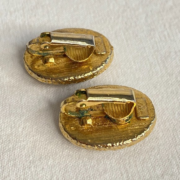 Lisa Earrings Gold Tone Trim Black Oval Cabochon Clip On - Picture 5 of 7